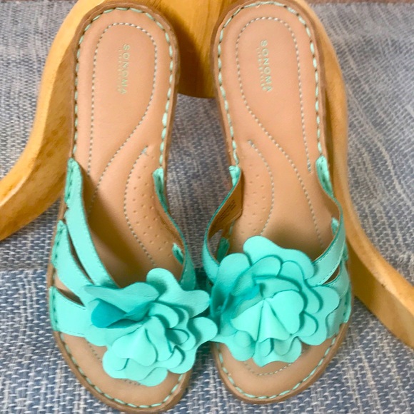Sonoma Shoes - Sandals with turquoise flower in the front